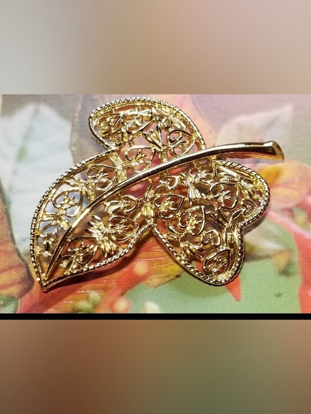 Gold Leaf Filigree Brooch - Elegant Women Jewelry